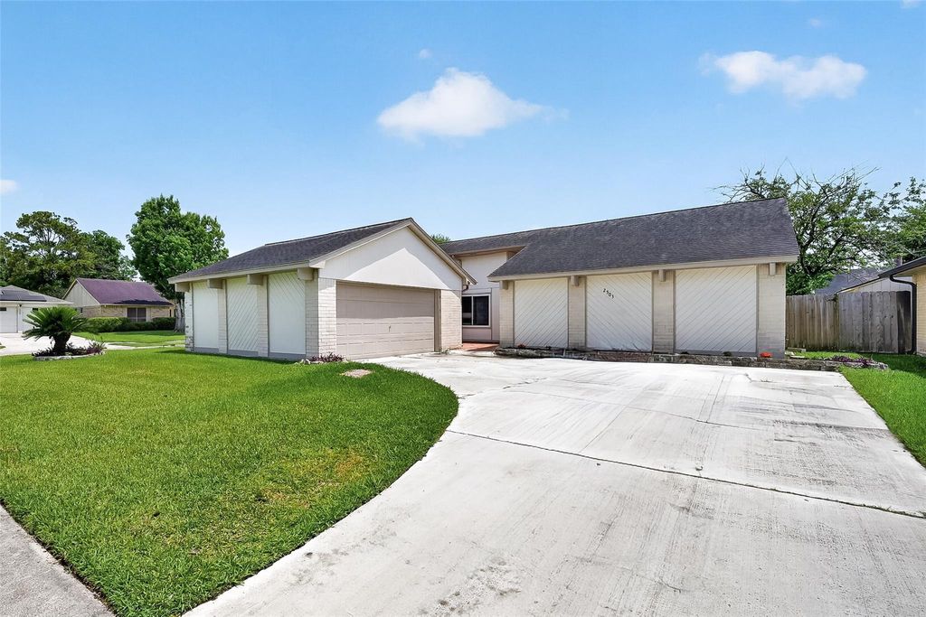 Photo of 2503 Corral Trail, Friendswood, TX 77546 (MLS # 55204736)