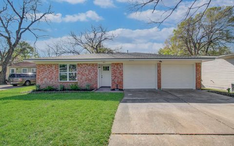 Photo of 411 Oaklawn Street, League City, TX 77573 (MLS # 82486000)