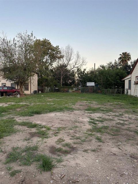 Vacant Land For Sale - 6711 Eastwood Street<br/> Houston, TX 77021