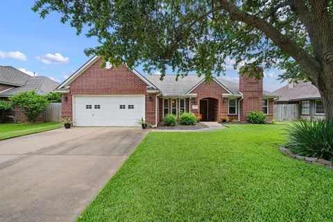 Photo of 116 Zinnia Street, Lake Jackson, TX 77566 (MLS # 23370223)