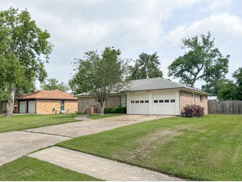 Photo of 212 Dogwood Street, Lake Jackson, TX 77566 (MLS # 73966291)
