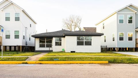 Photo of 4024 Ave N 1/2 Street, Galveston, TX 77550 (MLS # 16427197)