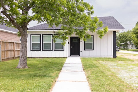 Homes For Sale - 1300 Edison Avenue<br/> Baytown, TX 77520