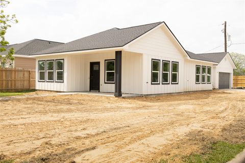 Photo of 1300 Edison Avenue, Baytown, TX 77520 (MLS # 24823099)