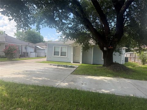 Photo of 1321 Taylor Avenue, Pasadena, TX 77506 (MLS # 66886826)