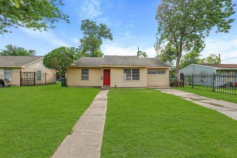 Photo of 6314 Crestville Street, Houston, TX 77033 (MLS # 41760436)