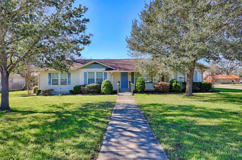 122 Ave E Shiner TX 77984