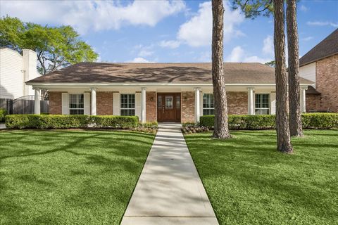 Photo of 10906 Piping Rock Lane, Houston, TX 77042 (MLS # 30778775)