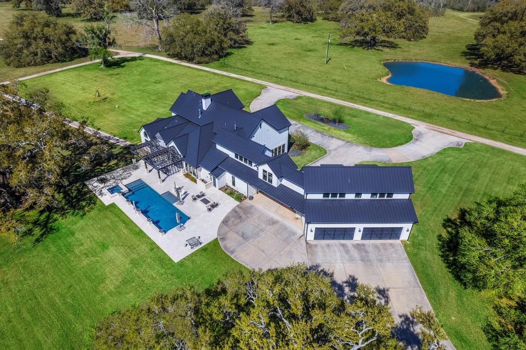 Photo of 7341 County Road 27, Damon, TX 77430 (MLS # 54544995)