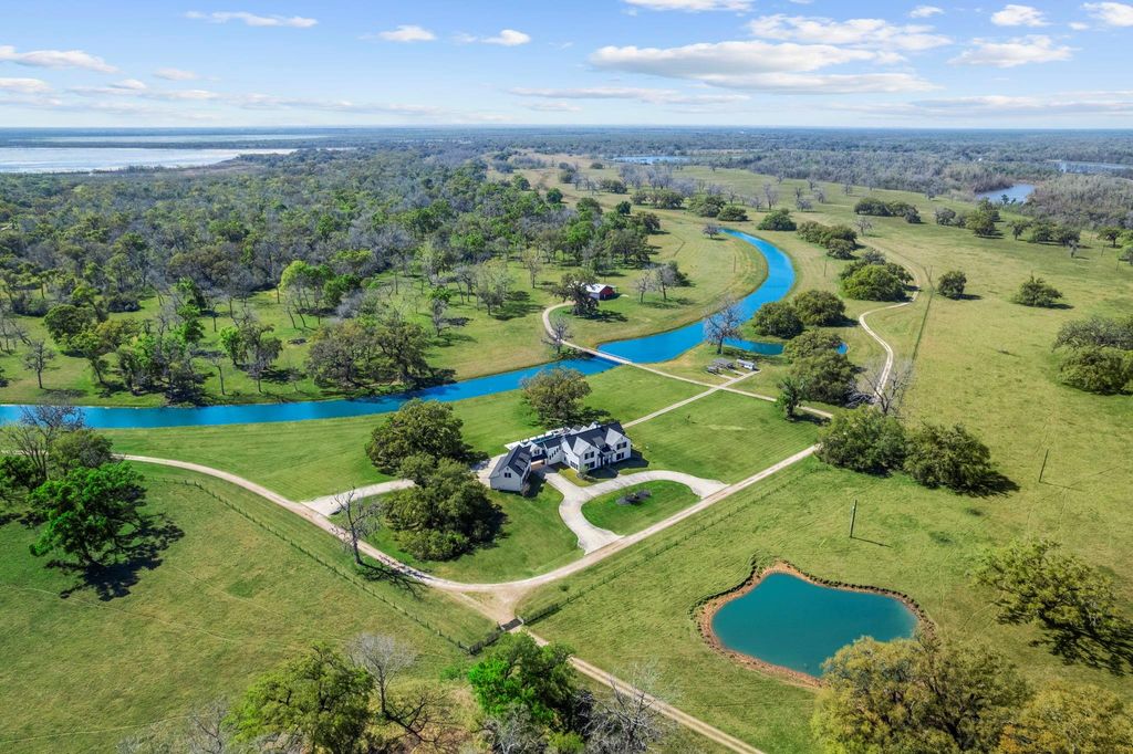 Photo of 7341 County Road 27, Damon, TX 77430 (MLS # 54544995)