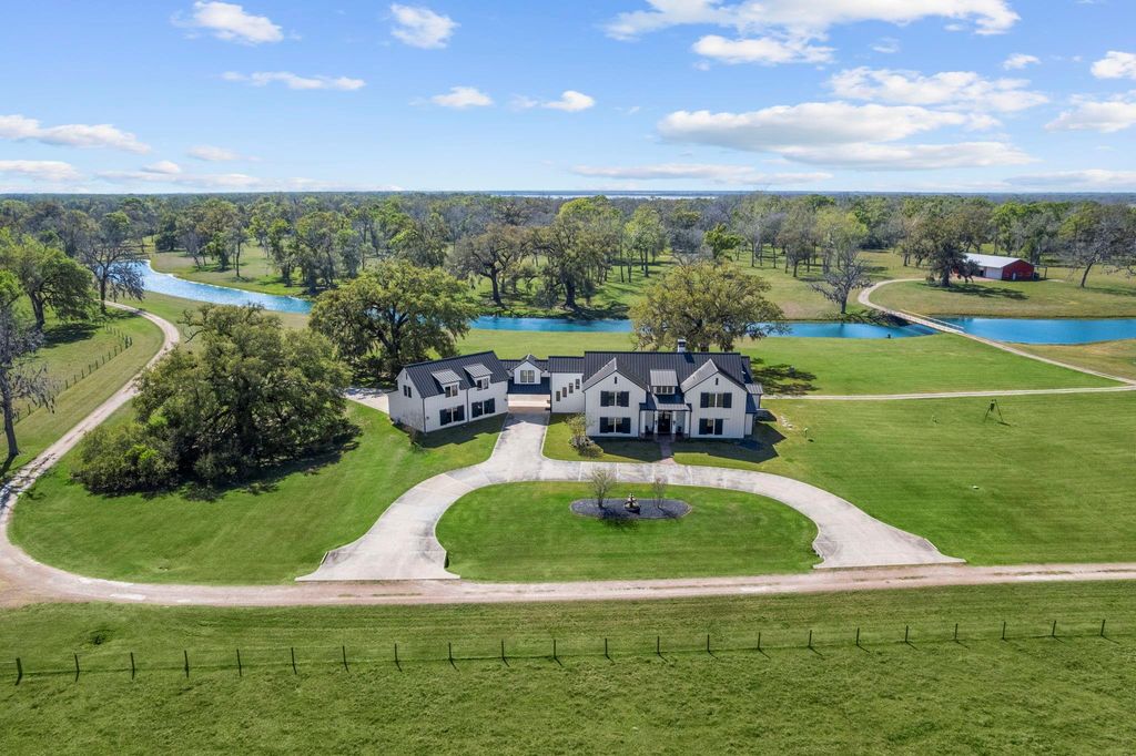 Photo of 7341 County Road 27, Damon, TX 77430 (MLS # 54544995)