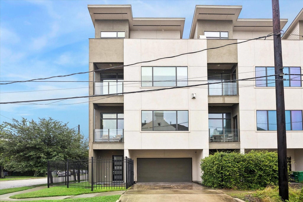 Photo of 1403 Hickory Street, Houston, TX 77007 (MLS # 62570432)