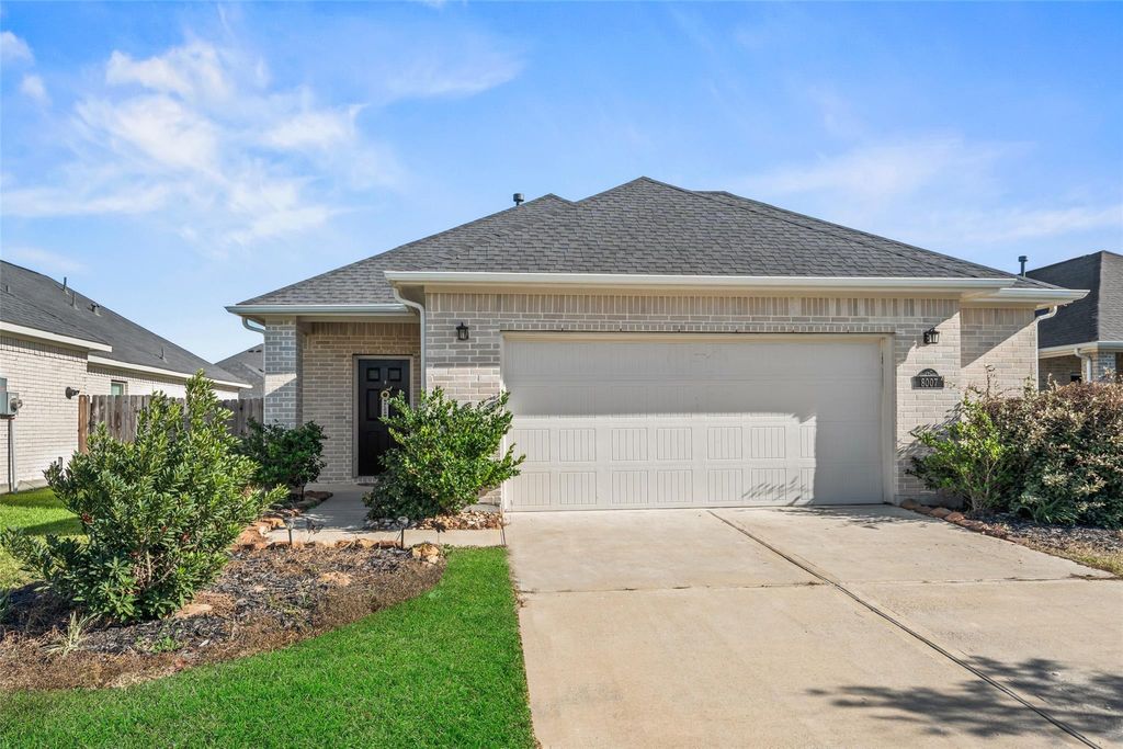 Photo of 8007 Grandstand Parkway, Fulshear, TX 77441 (MLS # 50086920)