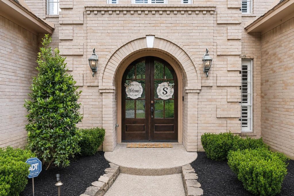 Photo of 4623 Breezy Point Drive, Houston, TX 77345 (MLS # 18187922)