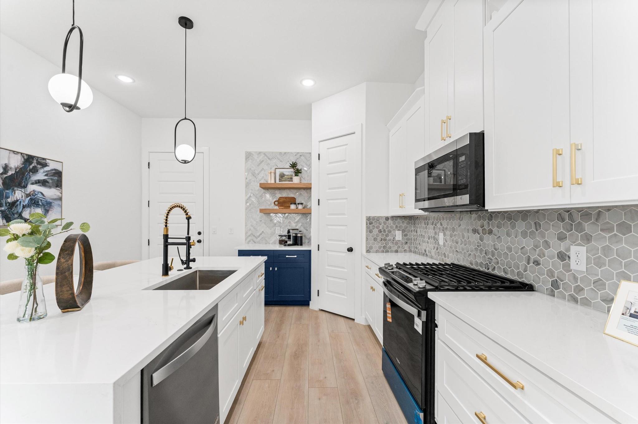 7128 Avenue Q