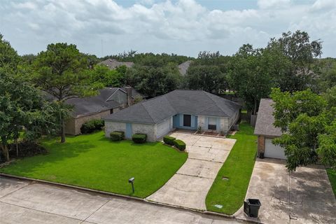 Photo of 523 White Wing Court, Dickinson, TX 77539 (MLS # 53482930)
