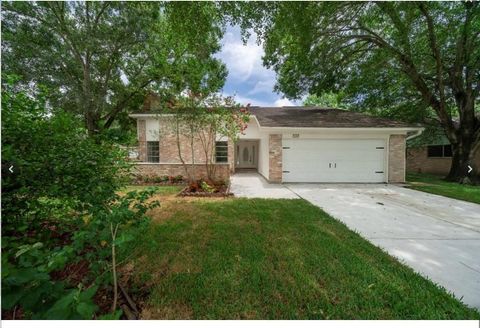Photo of 13911 Briar Place Drive, Houston, TX 77077 (MLS # 12719092)