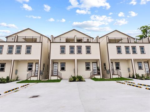 Photo of 821 821 N Loop Center S #1, Houston, TX 77022 (MLS # 70355470)