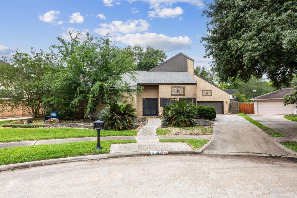 Photo of 1616 Park Haven Drive, Houston, TX 77077 (MLS # 49900297)