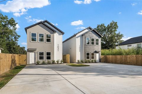 Photo of 1031 North Lane #B, Houston, TX 77088 (MLS # 80348327)