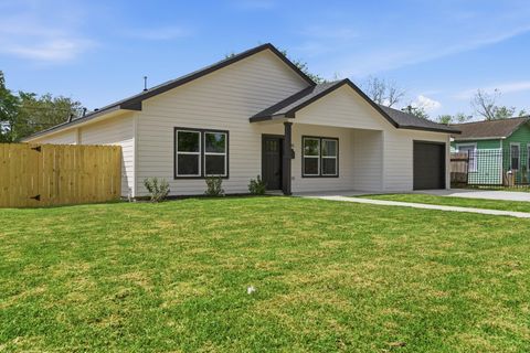 Photo of 7040 Kinney Street, Houston, TX 77087 (MLS # 77014364)