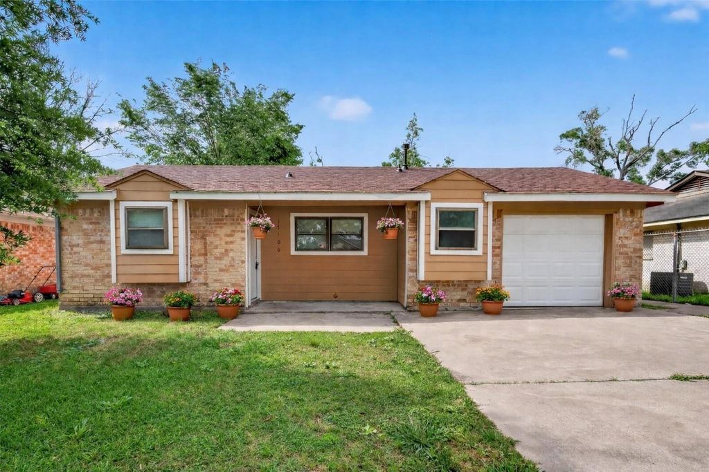 Photo of 17106 Sunshine Street, Houston, TX 77049 (MLS # 35629900)