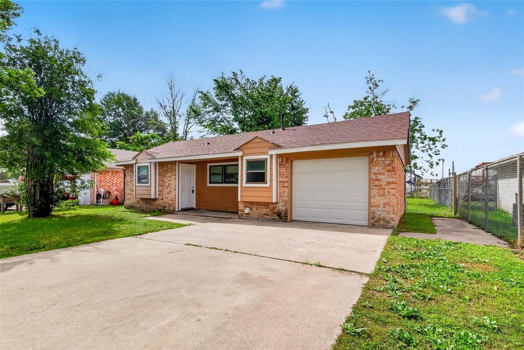 Photo of 17106 Sunshine Street, Houston, TX 77049 (MLS # 35629900)