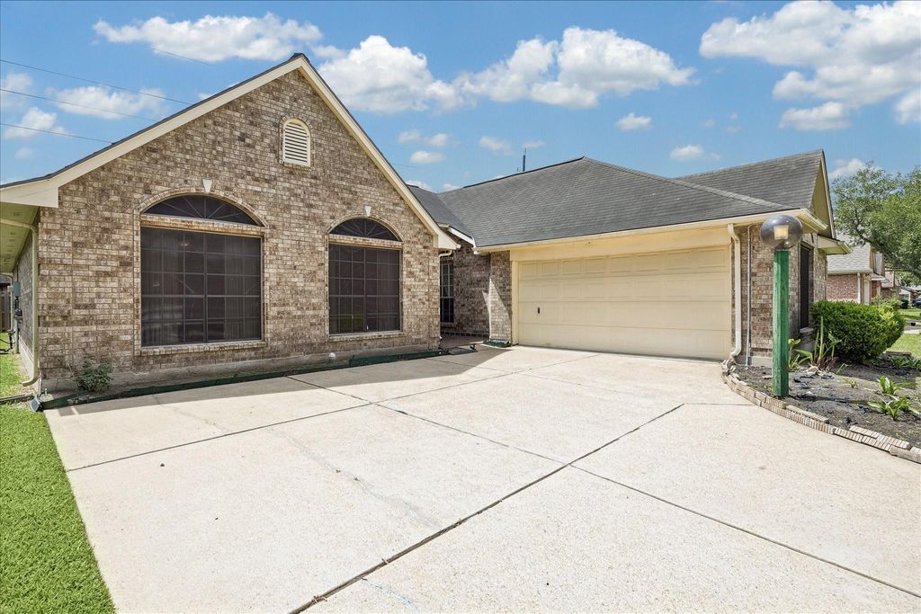 Photo of 2726 N Larkspur Circle Cir, Pearland, TX 77584 (MLS # 74814167)