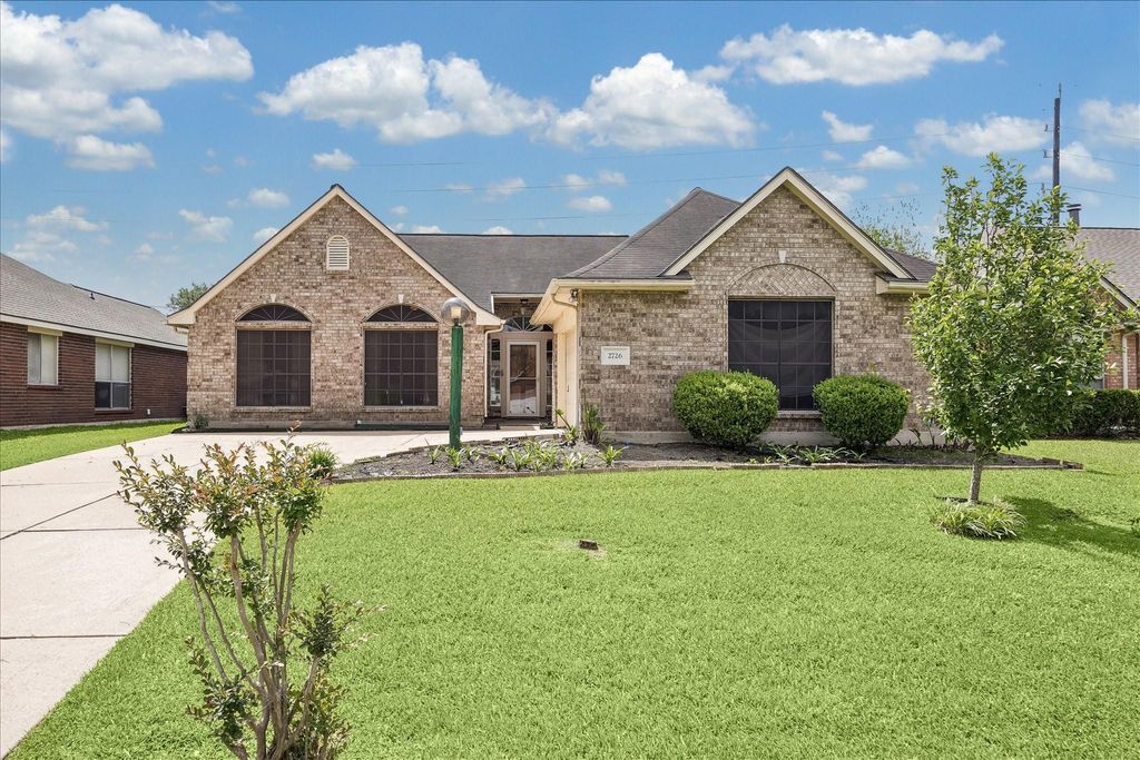 Photo of 2726 N Larkspur Circle Cir, Pearland, TX 77584 (MLS # 74814167)