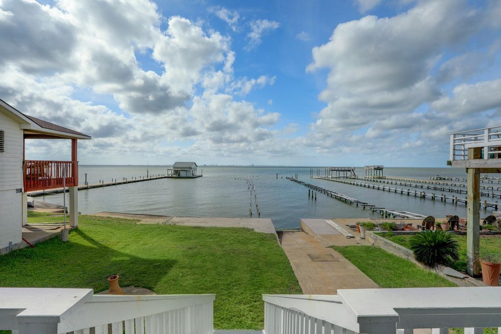 Photo of 7814 Channelview Drive, Galveston, TX 77554 (MLS # 96010207)