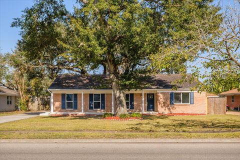 Photo of 5258 Willowbend Boulevard, Houston, TX 77096 (MLS # 44673795)