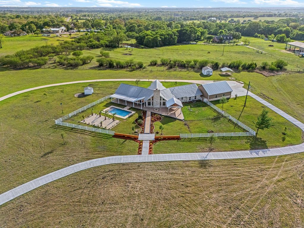 Photo of 2644 Linda Ln Ln, Brenham, TX 77833 (MLS # 80975382)