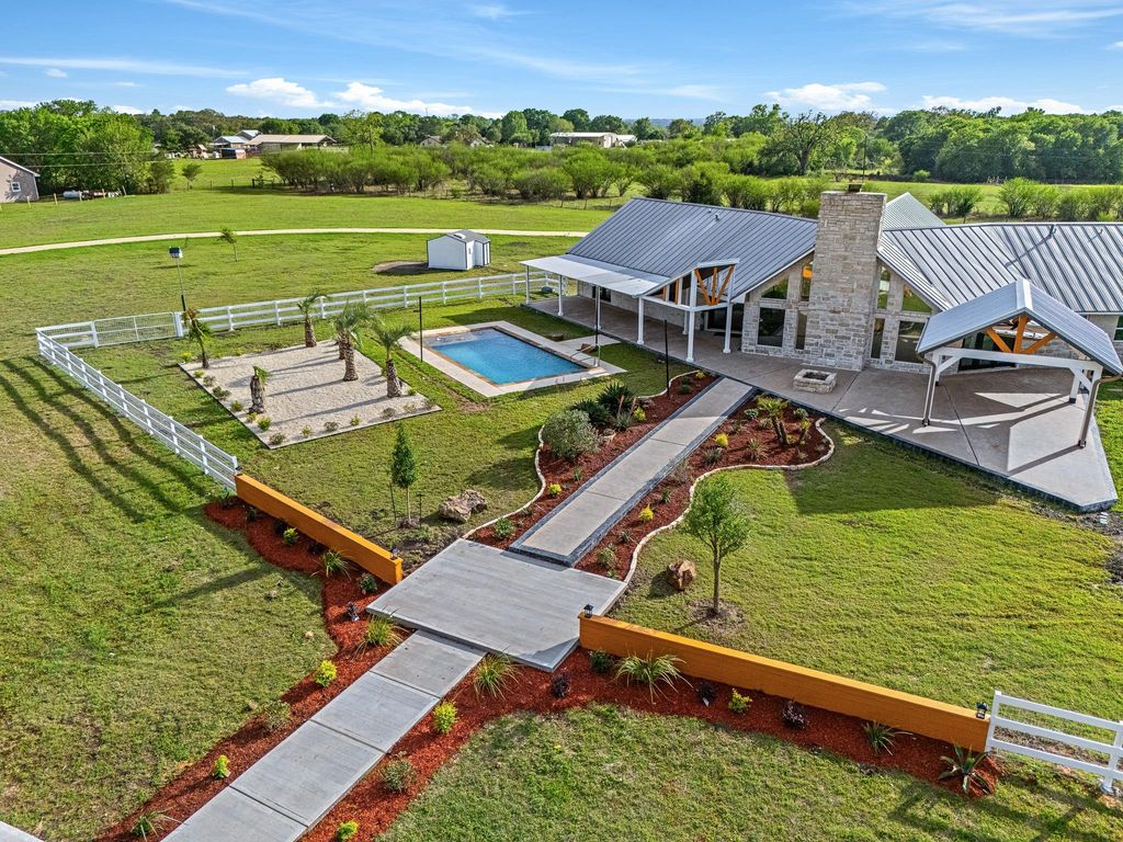 Photo of 2644 Linda Ln Ln, Brenham, TX 77833 (MLS # 80975382)