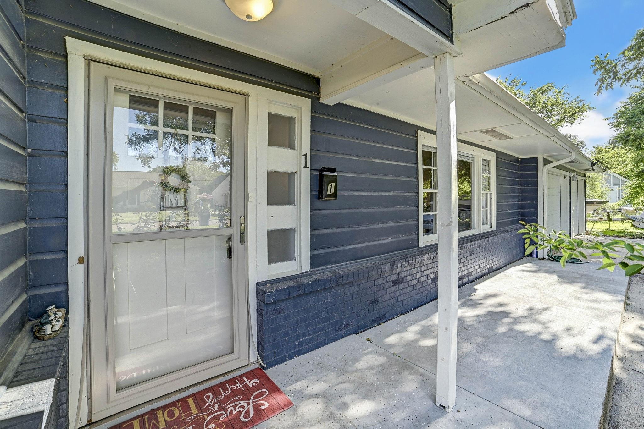 1 4th Avenue N