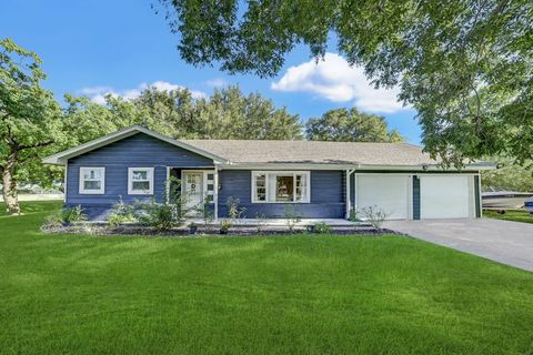 Photo of 1 4th Avenue N, Texas City, TX 77590 (MLS # 79030006)