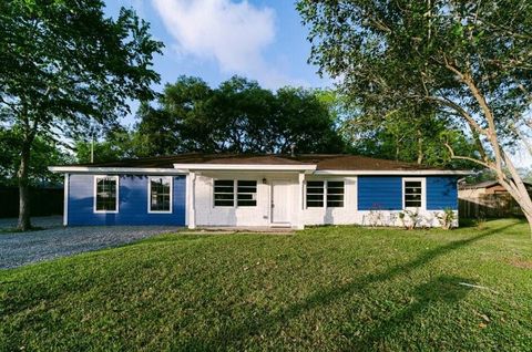 Photo of 4611 Nevada, Dickinson, TX 77539 (MLS # 17308604)