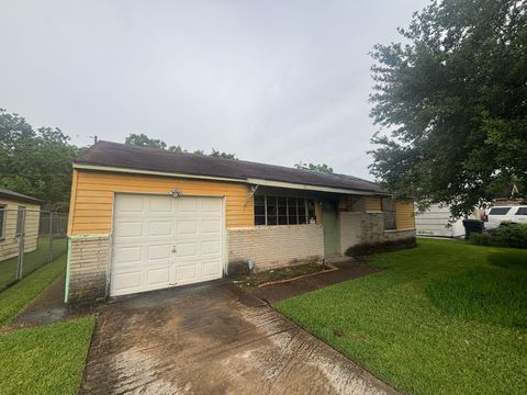 Homes For Sale - 10517 Rosehaven Drive<br/> Houston, TX 77051