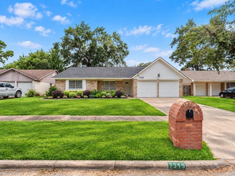 Photo of 7319 Tall Pines Drive, Houston, TX 77088 (MLS # 8074625)
