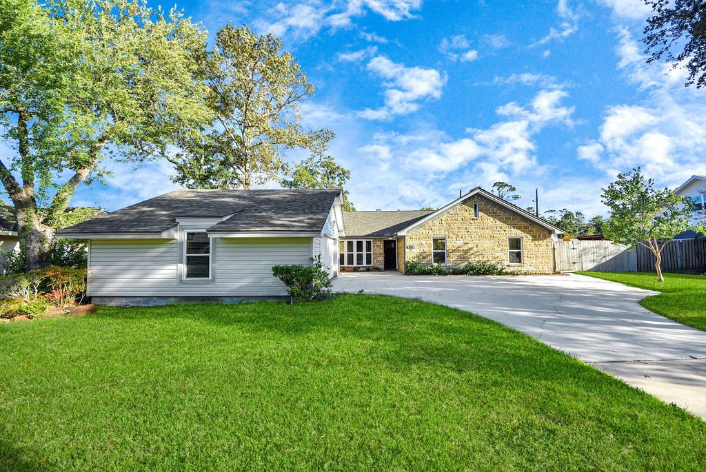 Photo of 103 Cherry Tree Lane, Friendswood, TX 77546 (MLS # 36769167)