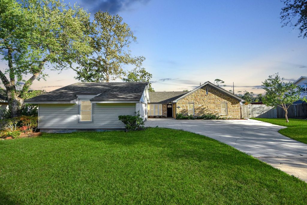 Photo of 103 Cherry Tree Lane, Friendswood, TX 77546 (MLS # 36769167)