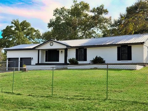 Photo of 8 Dogwood Trail, Riverside, TX 77320 (MLS # 87094153)
