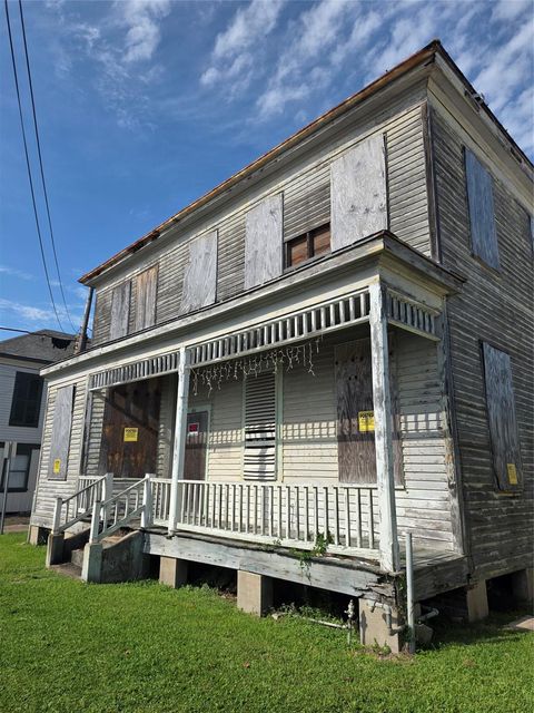 Photo of 414 14th Street, Galveston, TX 77550 (MLS # 81009234)