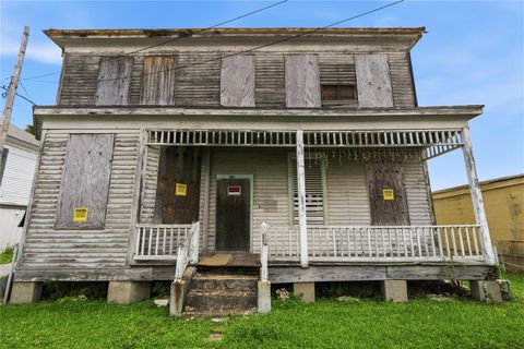 Photo of 414 14th Street, Galveston, TX 77550 (MLS # 81009234)