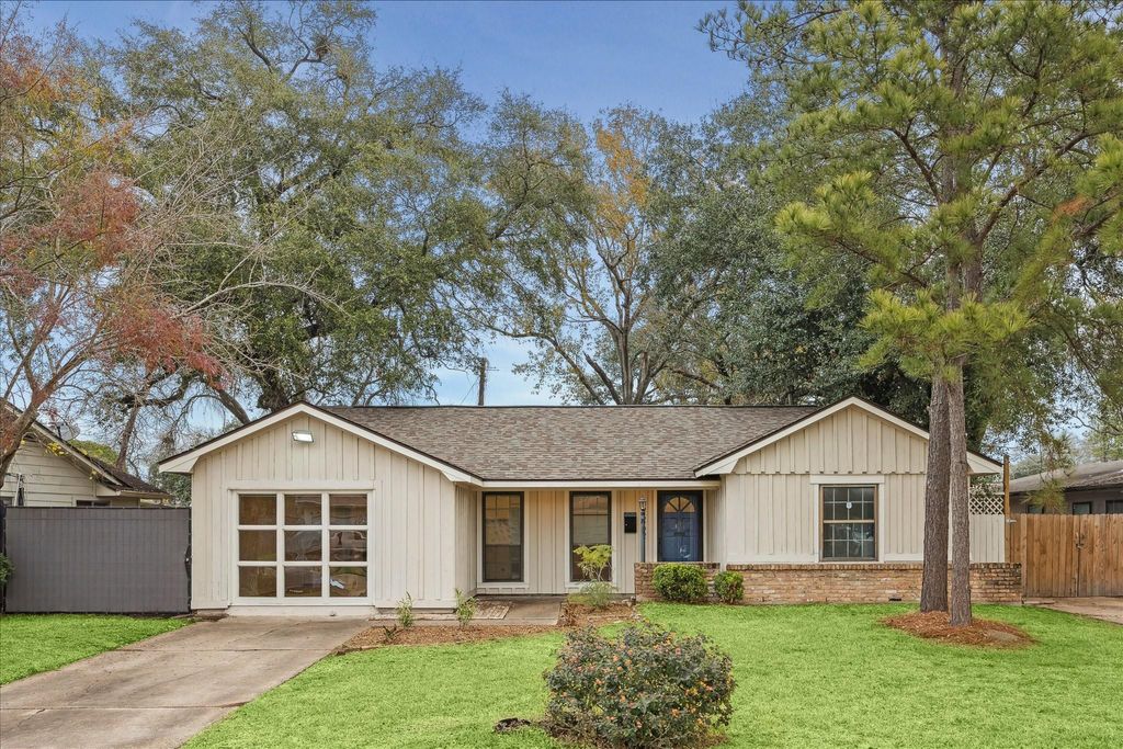 Photo of 7262 Roos Road, Houston, TX 77074 (MLS # 77948614)