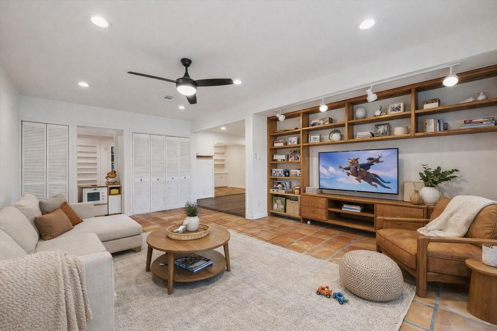 Photo of 7262 Roos Road, Houston, TX 77074 (MLS # 77948614)