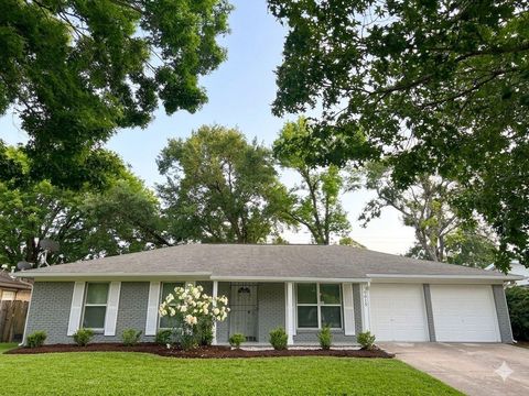 Photo of 6015 W Airport Blvd Blvd, Houston, TX 77035 (MLS # 31449564)