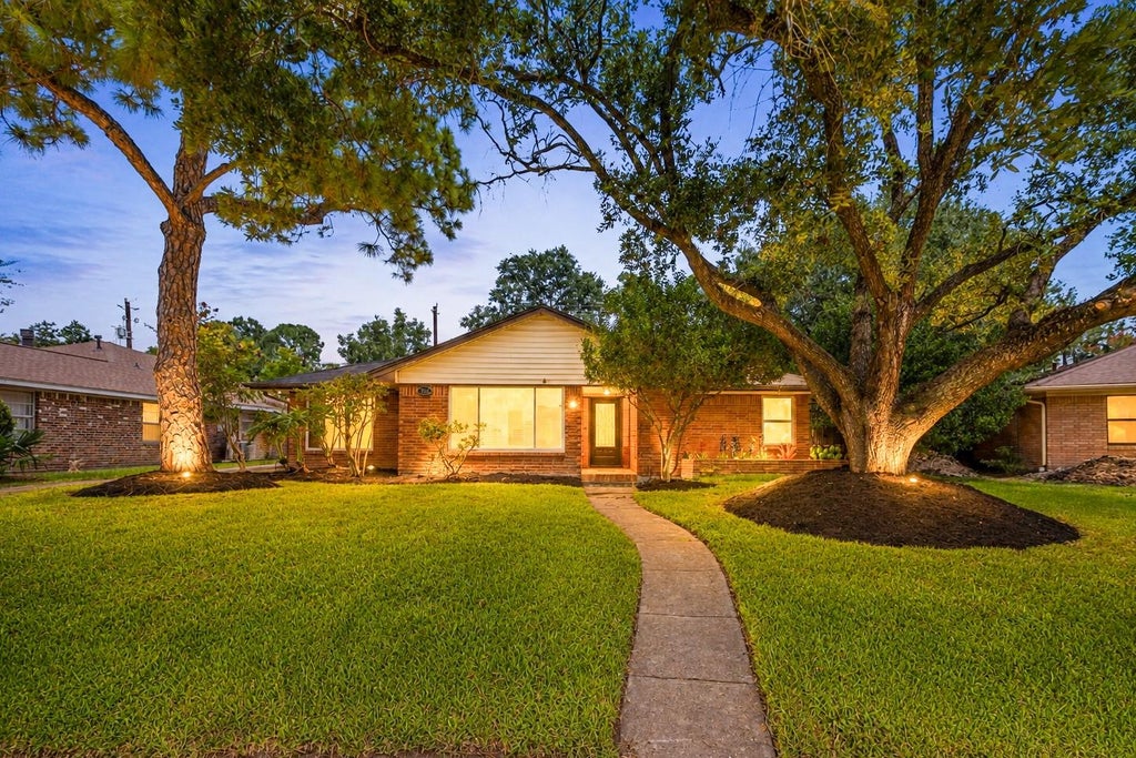 Photo of 5262 Briarbend Drive, Houston, TX 77096 (MLS # 30926401)