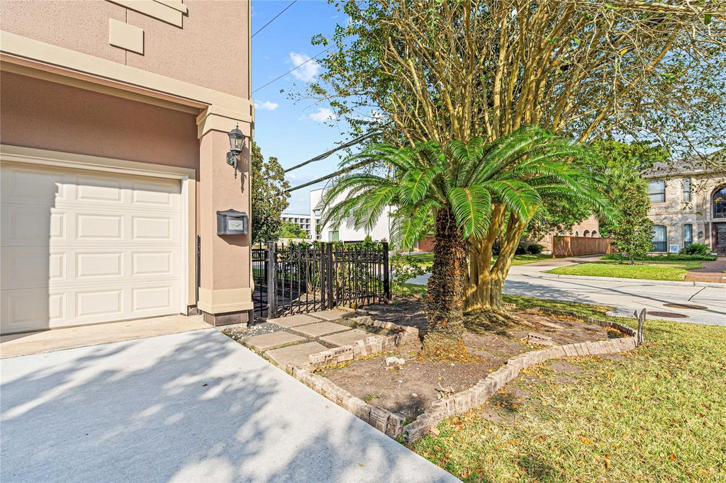 Photo of 112 White Drive, Bellaire, TX 77401 (MLS # 65926018)