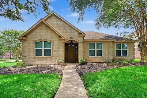 Photo of 51 Cranberry Court, Lake Jackson, TX 77566 (MLS # 34837430)