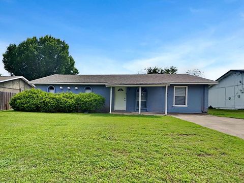 Photo of 122 Cooper ST, Cedar Hill, TX 75104 (MLS # 78598986)